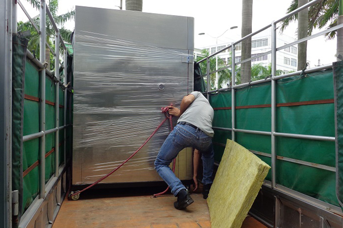 氙灯试验箱交货卸货中